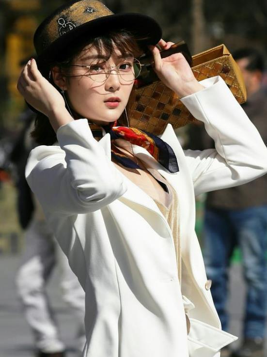 小姐姐|街拍长发飘飘的小姐姐,穿一袭吊带连衣裙,十分飘逸