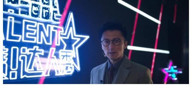 农村大叔用“破烂”表演，评委惊艳：邓紫棋落泪，谢霆锋登台点赞