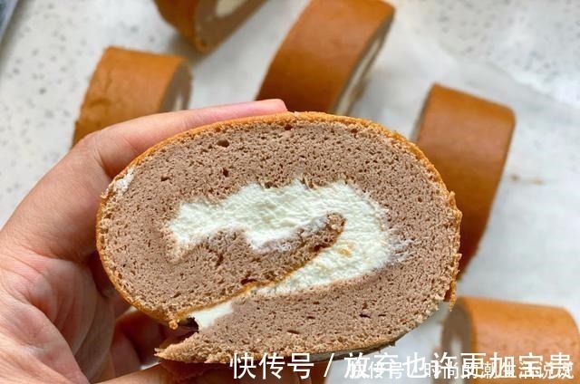 自制香浓的可可蛋糕卷，做法简单又方便，怎么卷都不开裂