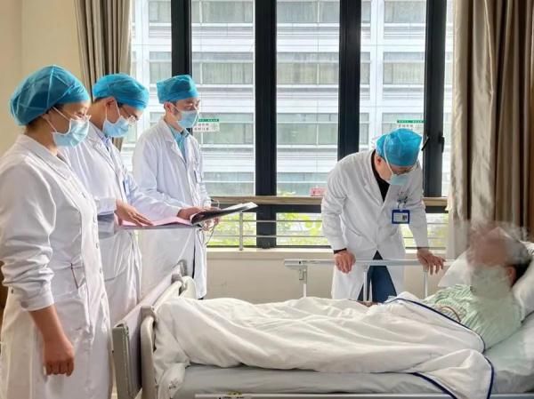 胸腔|惊!男子胸腔藏了块玻璃,11年不自知……