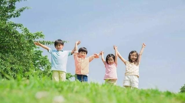 胃部|每天坚持吃一个煮熟的苹果,会有哪些好处?医生:这两类人可多吃