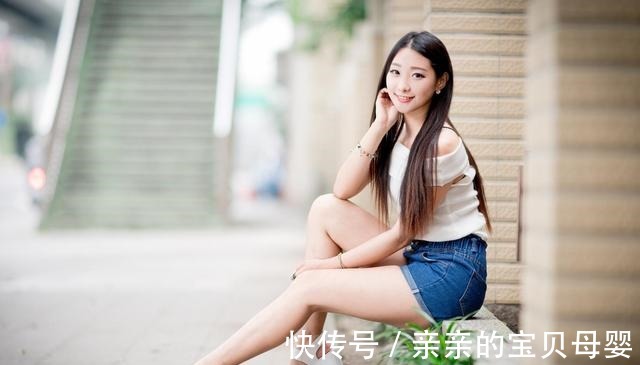 小姐姐 暑假即将来临,这位小姐姐的出游穿搭很是休闲舒适