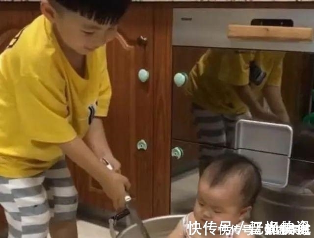 孩子|家长回家发现,熊孩子哥哥正在“炖”弟弟,网友评论就差点火了