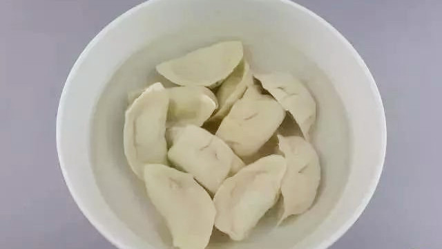 冻饺子怎么煮,用沸水还是开水教你正确做法,又鲜又香不破皮