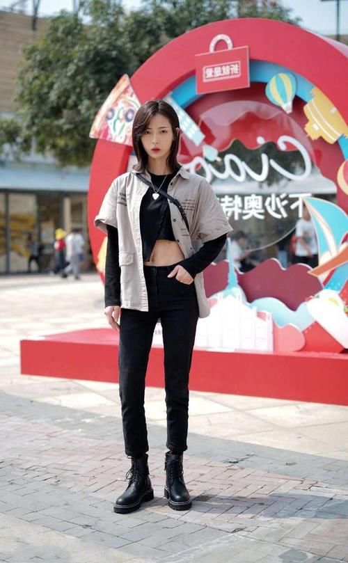 路人街拍，跟闺蜜一起穿上一条美美的裙子，秀出大长腿