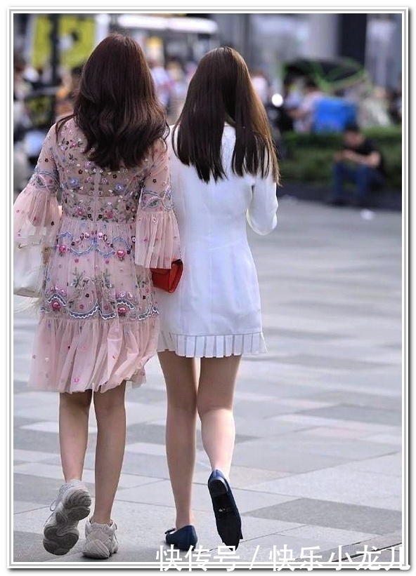 妩媚|小姐姐一袭裸色长裙,千般妩媚,出现在我的视野里!