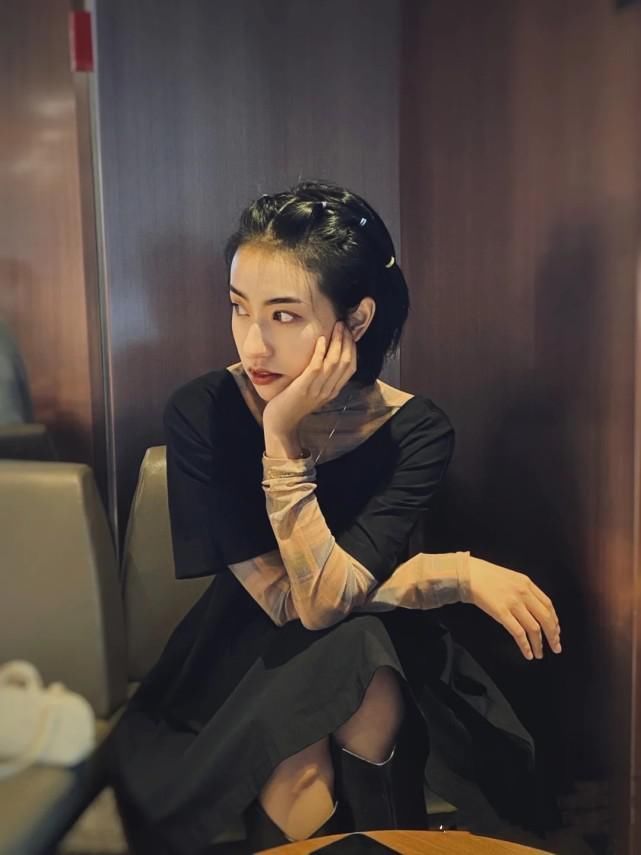 扎丸子头|留长发怎么度过尴尬期?几个小技巧,做个甜美的姑娘