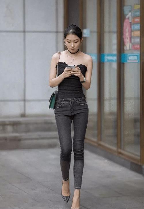 蕾丝|街拍：女生搭配高跟鞋，轻松秀出高挑魅力的身材