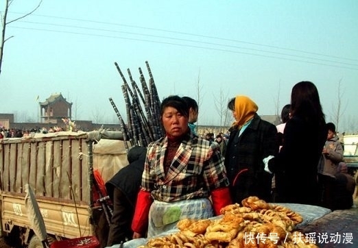 冰糖葫芦|罕见老照片：80年代庙会小吃，第二张的冰糖葫芦让人吃惊！