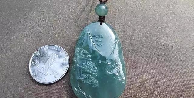 挂件珠子小|任性料主拿下翡翠料子自己雕刻,成品让人苦笑不得,气的直接扔了