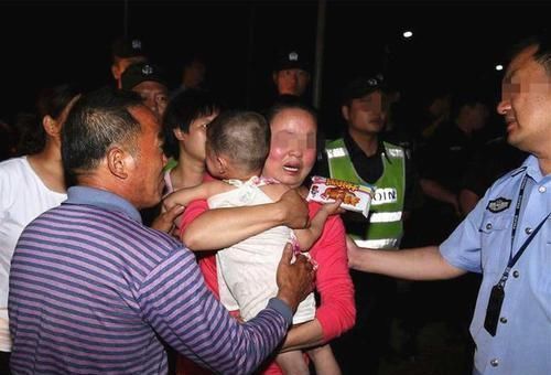 乞丐|6岁乞丐街头认出妈妈,妈妈却拒绝相认:你认错了,我的孩子在家