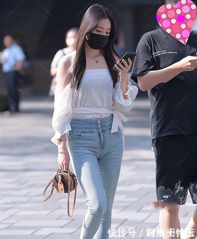 女神 一字肩上衣搭配牛仔长裤,尽显俏丽迷人气质,女神气息扑面而来