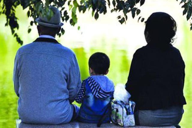 安全意识|“霸气爷爷”走红网络,下雨天带孙子出门,超豪华雨伞引路人围观