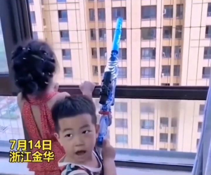 爸爸|萌娃发现爷爷家在吃饭 爸爸带娃蹭饭一扫而光