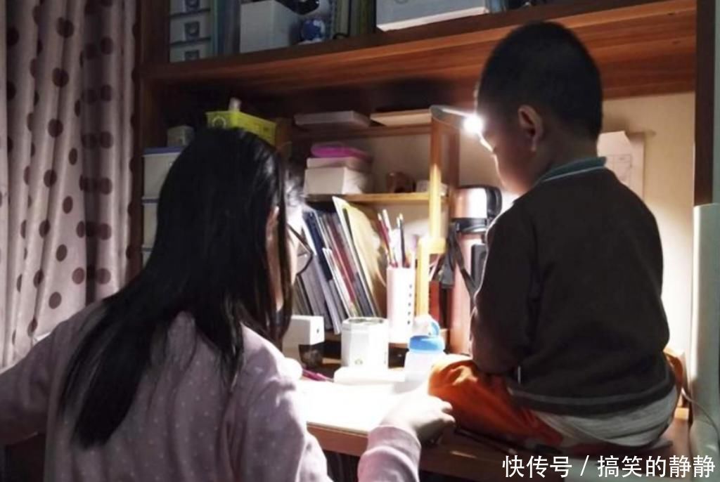 二胎家庭|啥叫“一物降一物”?在老人面前耍赖皮的妹妹,看到姐姐立马怂了