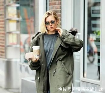 马伊琍把带帽风衣穿火了,内搭素色打底简约大气,40岁女人太适用