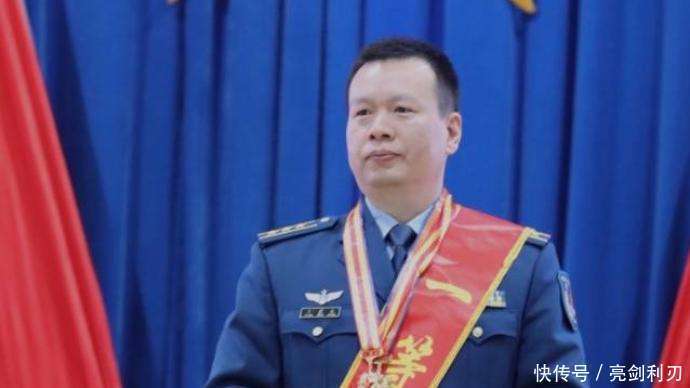 飞行员37秒3次避开居民区,国家授予一等功