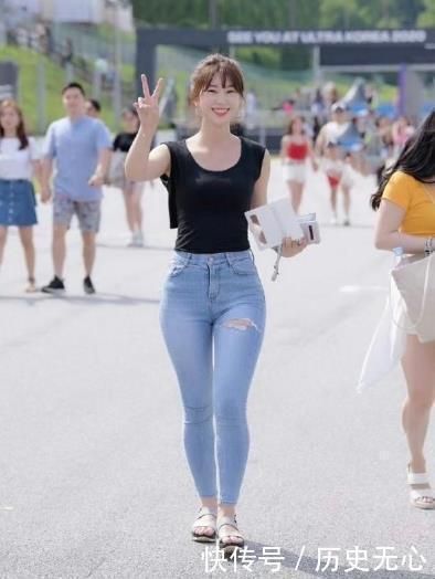 牛仔裤|紧身牛仔裤搭配展现出女神般的身材,彰显出时尚个性的气息