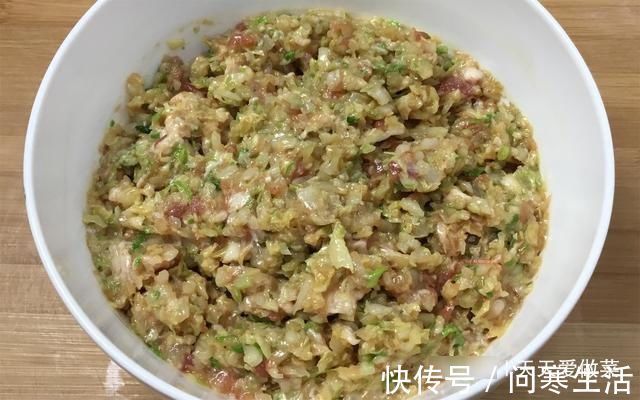 彩虹|一棵白菜，两碗面，烙出皮薄大馅，香喷喷的白菜饼，真香