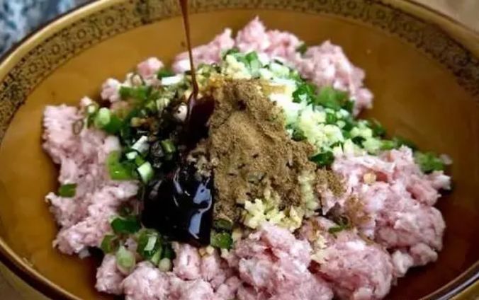 饺子馅怎么调？饺子馆老板教了我几招，记住顺序，一水一油不能少