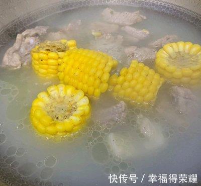营养|玉米排骨汤,味道鲜美营养丰富,看看你喜欢吃不?
