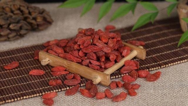 黄芪泡水|黄芪泡水，三大好处“手到擒来”！切记，“五必喝、四不喝”