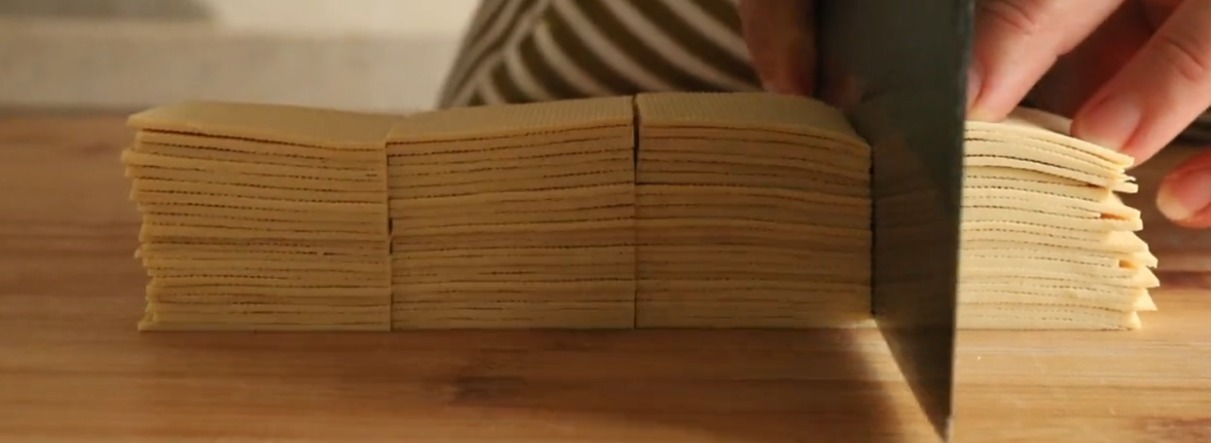 干豆腐又一个神奇的做法,只要放到盐水里泡一泡,个个鼓大泡