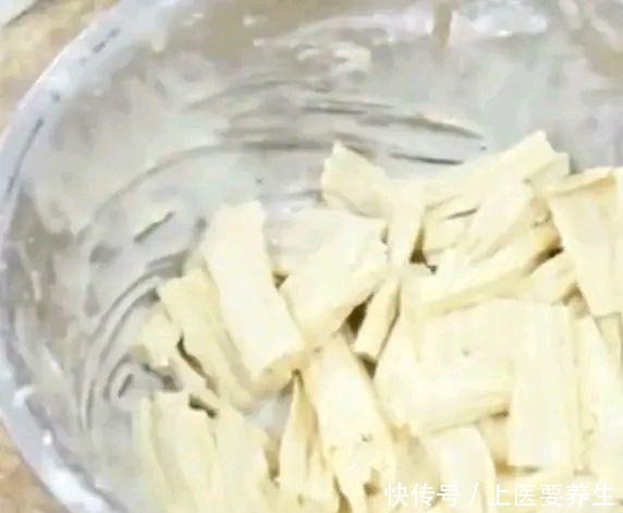腐竹这样做实在美味口感劲道,柔软爽滑,比肉还好吃,非常简单