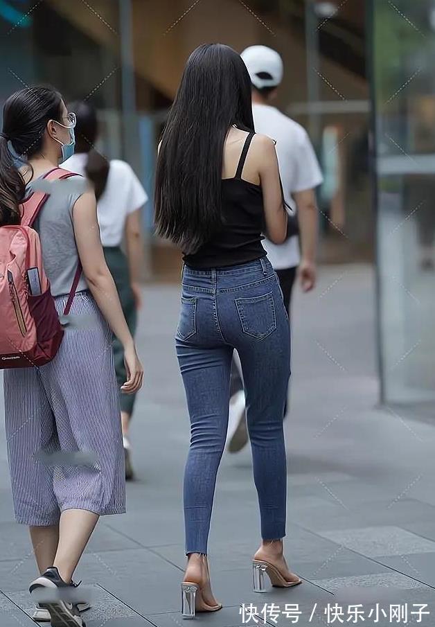 破洞牛仔裤|非常可爱的气质美女，天真直率的穿搭，衬托出女人知性的气息