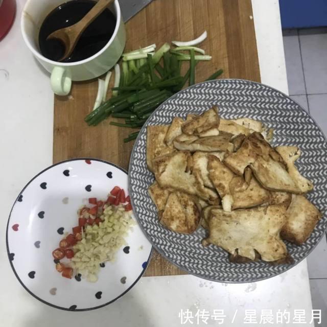 豆腐|小葱煎豆腐,咸香入味,给肉都不换