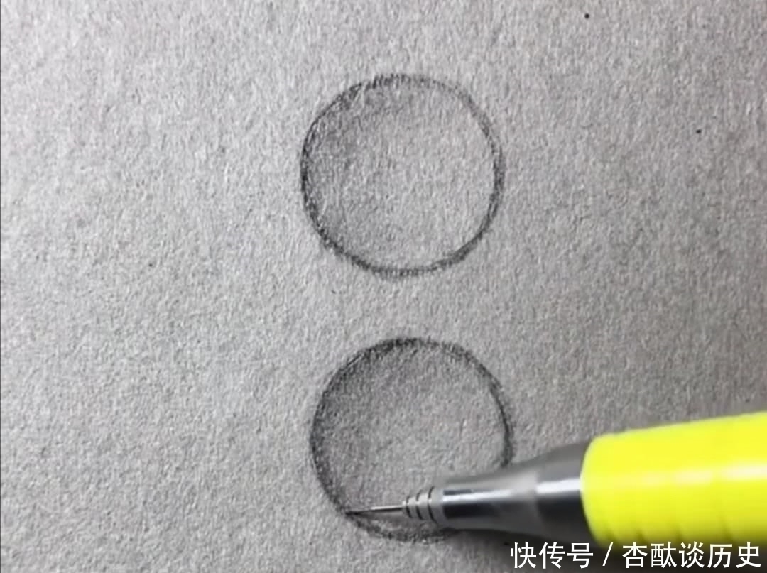 水滴#美术老师在“水滴里写字”,开始:画两个圈圈,结尾:这水还会动?