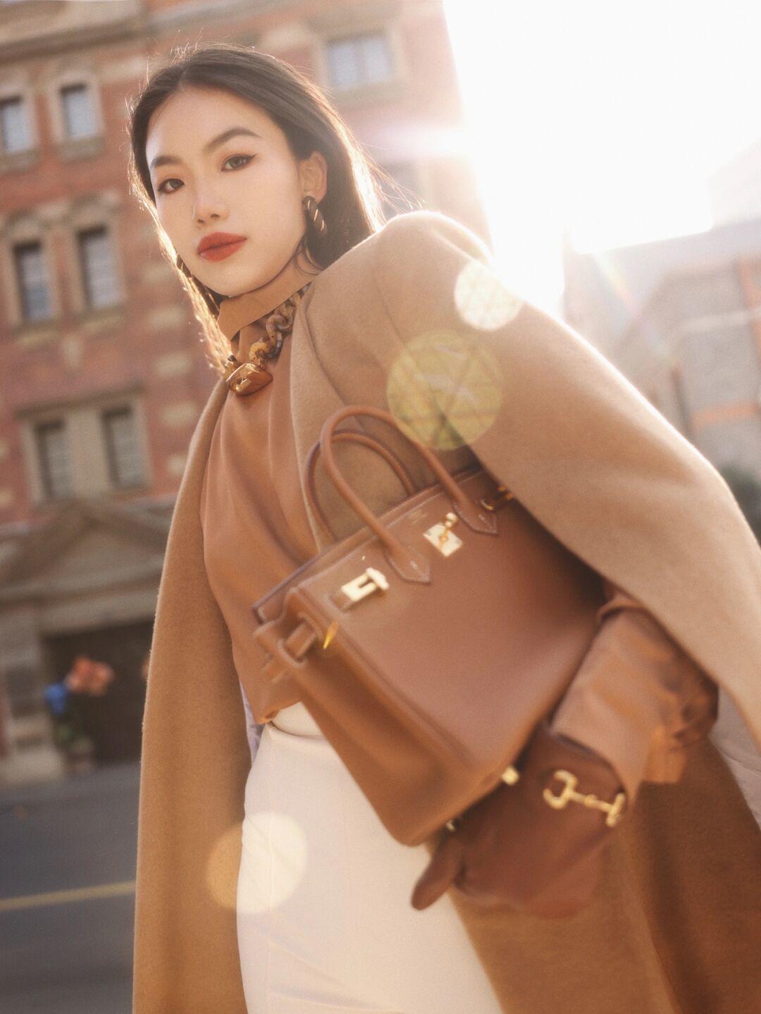 黄黑皮 气质女人穿衣要讲究,看看这些简约高级的“大衣”穿搭,保暖时髦