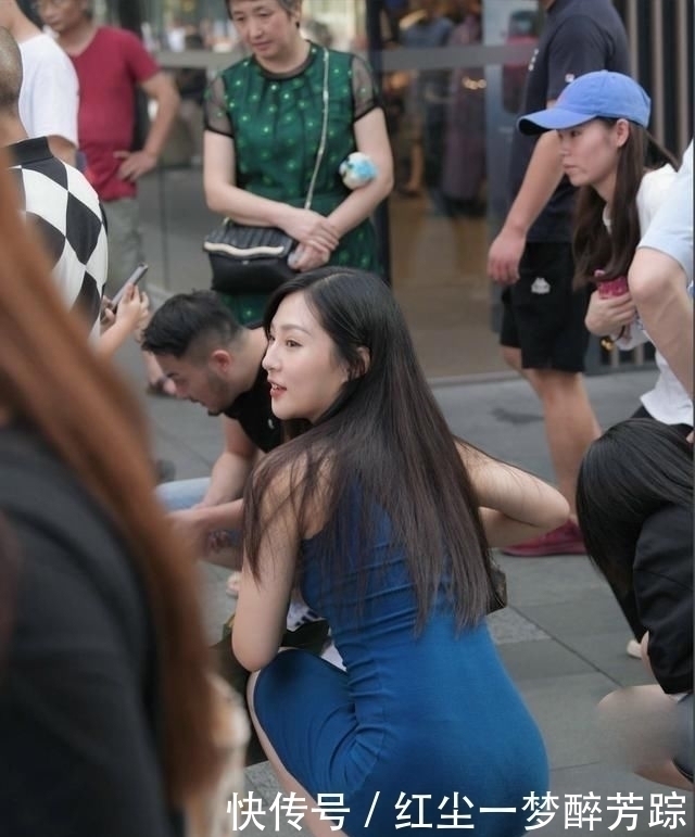 小姐姐|街拍身材好还穿紧身,一看小姐姐就是性情中人