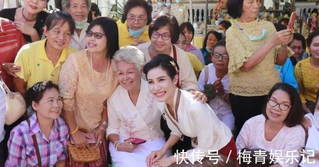 玛哈#同是签文件:苏提达跪地签,诗妮娜躲角落签,泰王却为西拉米铺纸