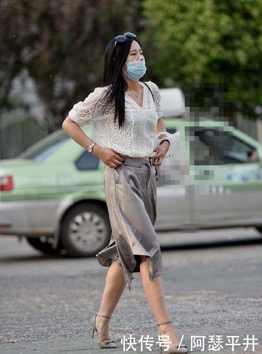 美女穿搭：白色长裙的少女，皮肤白皙身材高挑，气质清新优雅大方