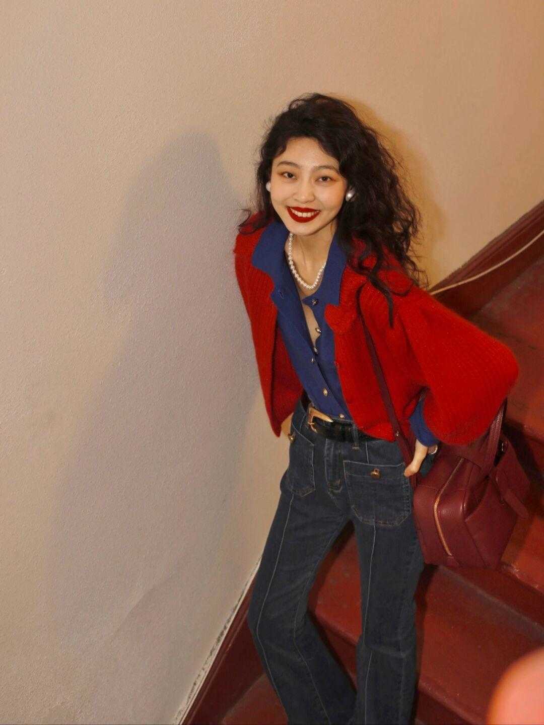 针织开衫 克莱因蓝不好配色?黑白红是标配,棕色米灰也可以“炒”一下CP