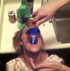 |搞笑GIF:妹子,你这也太皮了,皮一下很开心吧!