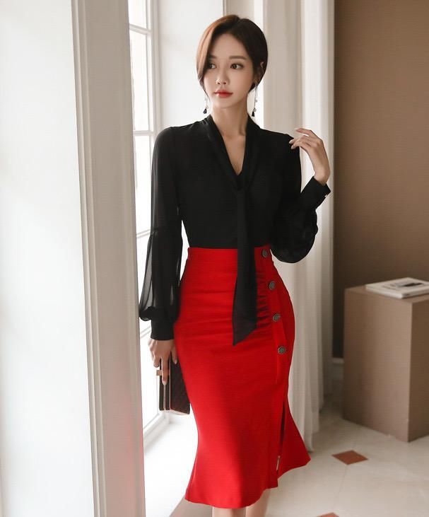 孙允珠S型身材真养眼，穿薄纱衬衫搭大红色包臀裙，气质撩人