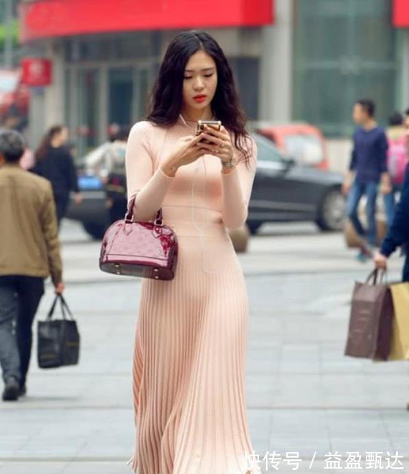 时尚|街拍：清新靓丽的时尚美女，系一根彩色发带，连衣裙漂亮大方