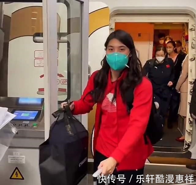 中国游泳队|全红婵平安回国!拎着大包小包给家人买礼物,仅拿铜牌也有大收获