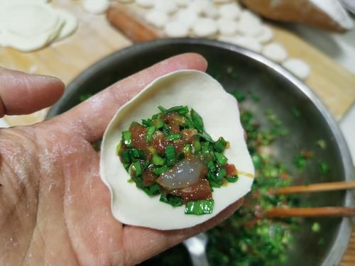 双肉馅饺子，皮薄馅大，咬一口满嘴鲜汁，不爱吃肉老妈吃美了