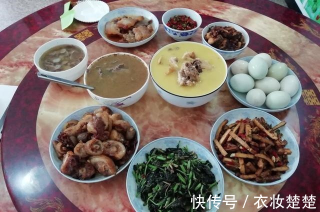 奶奶|孩子过生日,奶奶做了一桌菜,朋友圈火了,网友:我也想过生日了