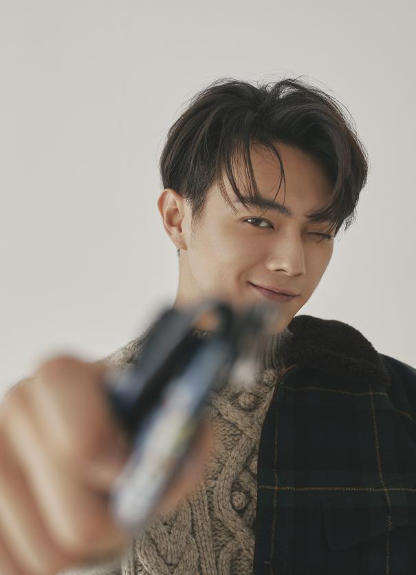 |许凯李一桐合体拍杂志,两人搞笑互动关系好,男帅女美超级养眼