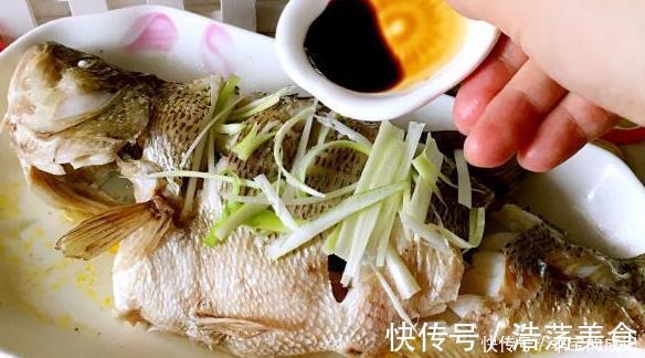 做清蒸鱼,谨记“2不放”,鱼肉蒸好不柴不腥,又鲜又嫩又香