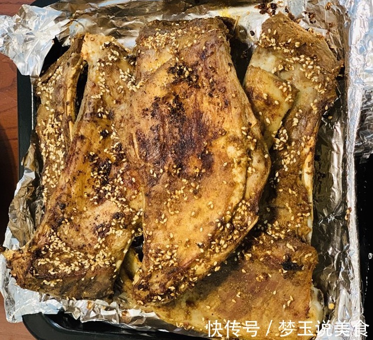 分享在家烤羊排的家常做法，很简单，焦焦嫩嫩，味道相当好！