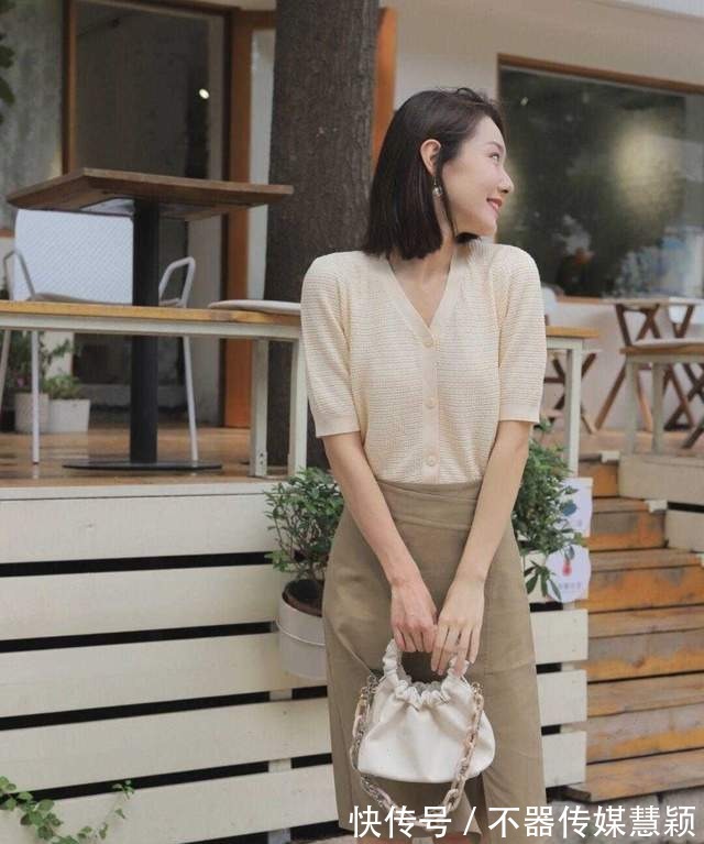 气场|精致的女人自带气场，针织衫配半身裙，女人30岁一样可以很高级