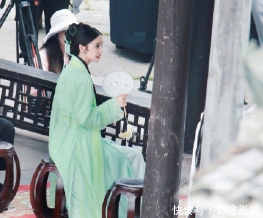 cos|baby录制综艺《萌探》,cos青蛇造型好绝,网友:杨紫有压力了