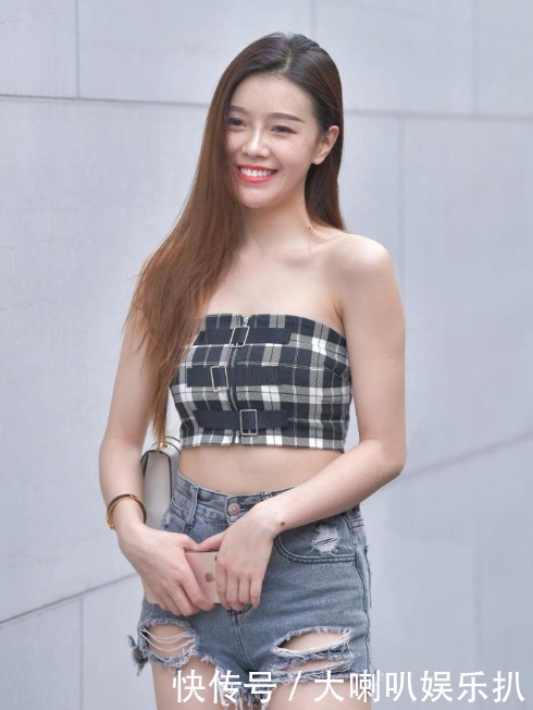 美人|抹胸上衣搭配“狗啃式”短裤,清爽显身材,还洋溢着青春气息