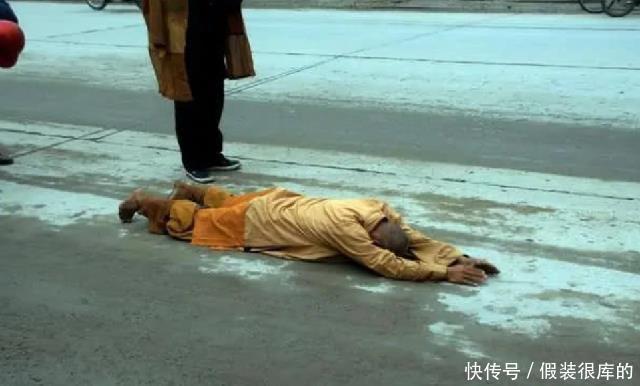 通慈法师:身穿百衲衣,三步一叩拜,苦行八年,只为心中大愿