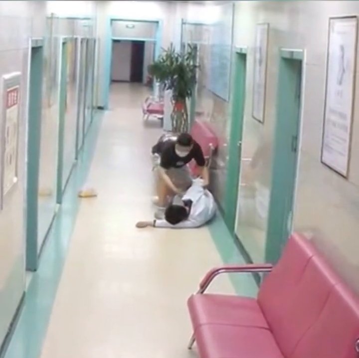 晕倒|病人家属搭救低血糖晕倒医生：这次轮到我救你了